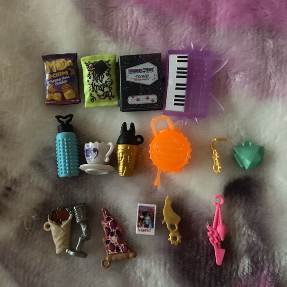 Three new monster high dolls with accessories - Picture 3 of 4